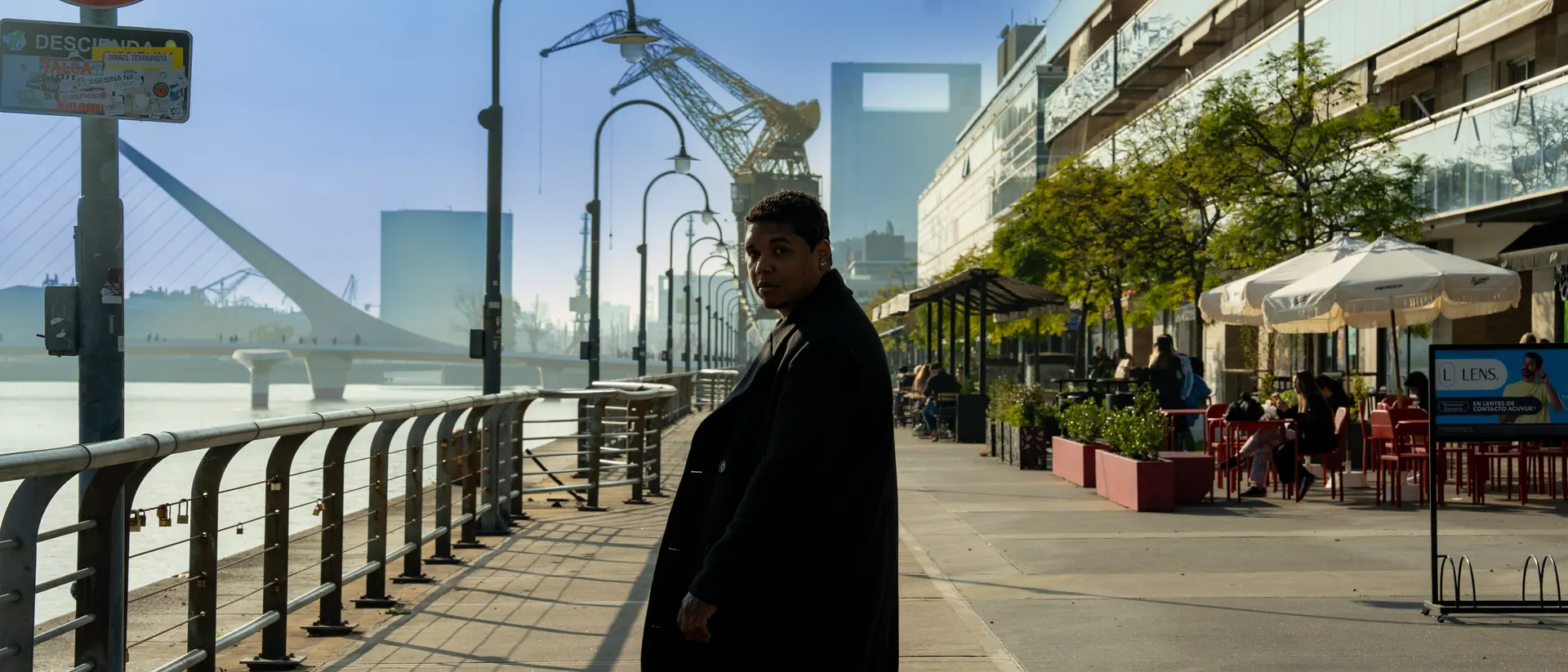 Lucas caminhando pelo calçadão de Puerto Madero, em Buenos Aires
