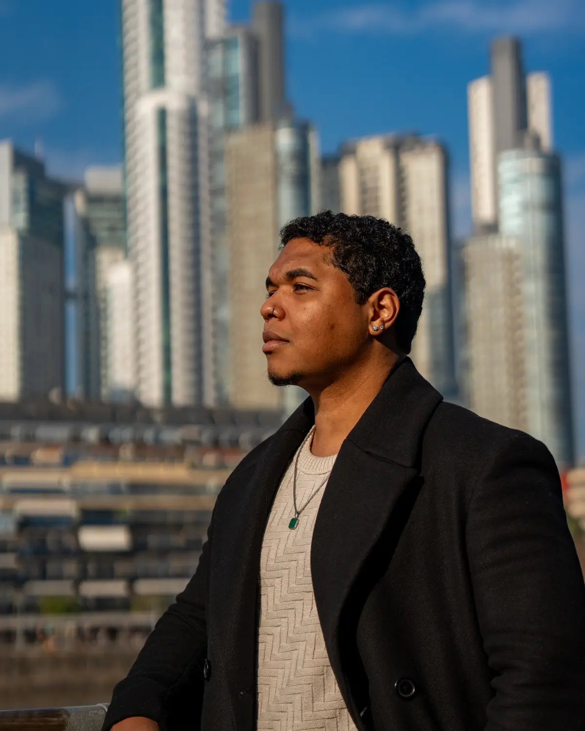 Lucas Carneiro, mentor da Giga Pros, diante do skyline de Puerto Madero